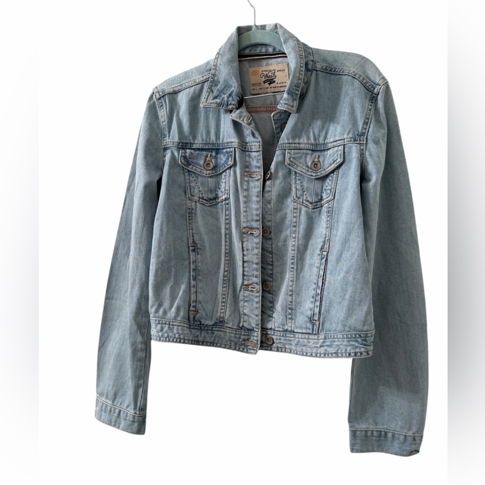 Zara Women’s Premium Wash Blue Denim Jacket Large- Button closure